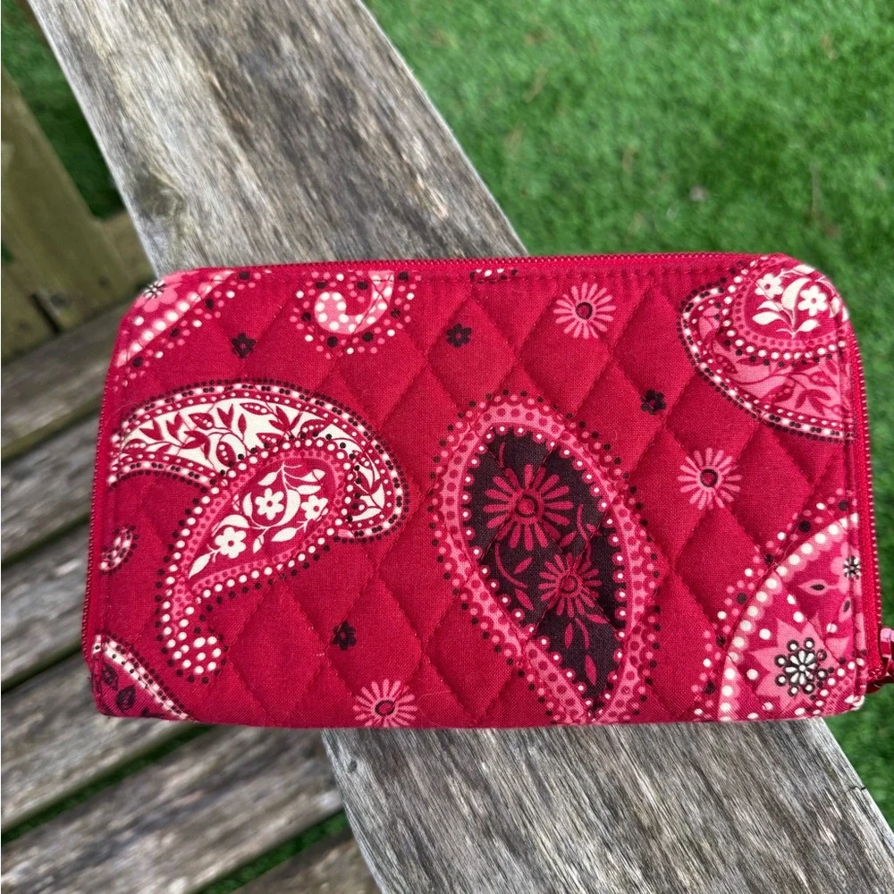 Vera Bradley Mesa Red Paisley Quilted Zip Wallet Wristlet‎ Passport Holder G